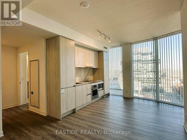 Photo du bâtiment - 180 Front St E