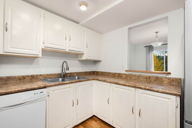 Foto del edificio - Limited Time Offer $2,500 rental rate! Available for December Move-In: Spacious 2Bd/2Bath Condo l...