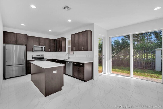 Foto del edificio - 6947 Pines Cir
