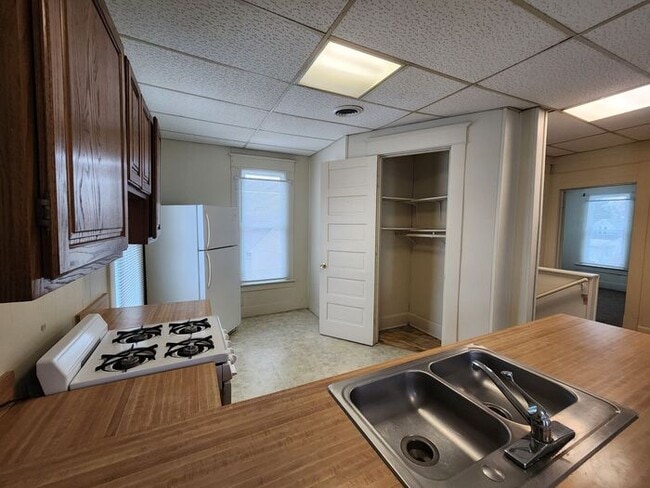 Building Photo - 2 Bedroom Upper Apartment
