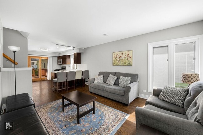 Foto del edificio - Elmhurst Three Bedroom Home with Fenced Yard and Detached Garage