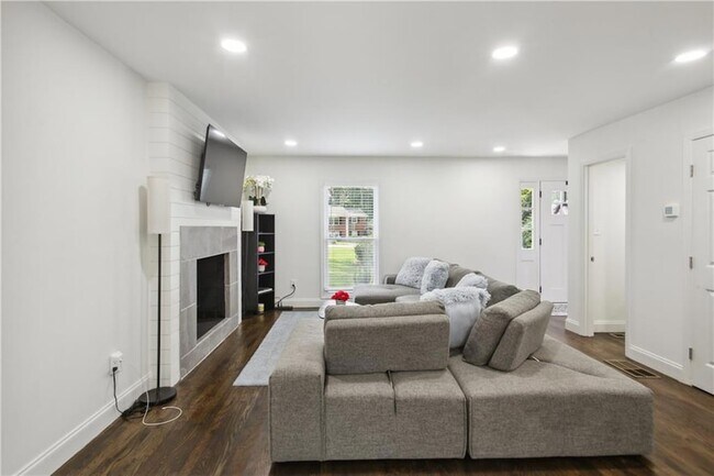 Foto del edificio - 2832 Riderwood Dr