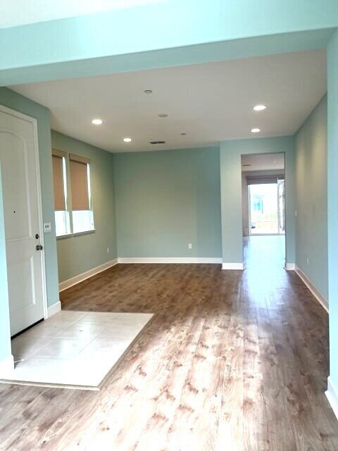 Foto del edificio - "Spacious 4-Bedroom Retreat with Elegant Granite Touches on Crepe Myrtle Lane!"