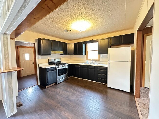 Building Photo - 2 Bedroom House in Webster City! $850