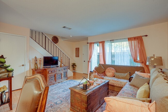 Building Photo - 5474 Roundtree Pl