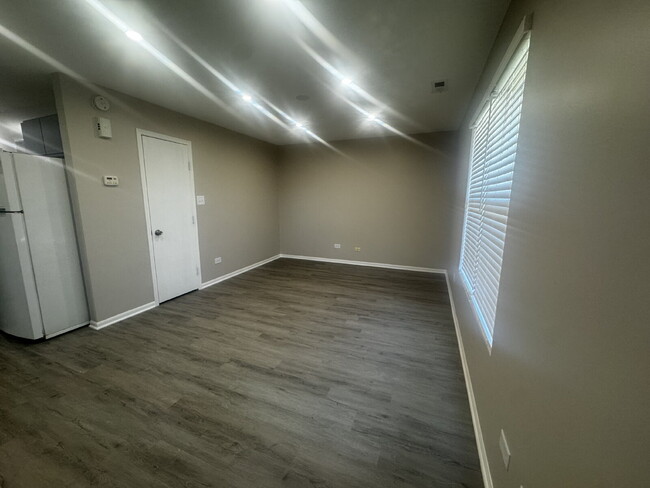 Building Photo - Recently Renovated 2-Bedroom Apartment in ...