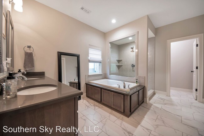 Foto del edificio - 4 br, 2.5 bath House - 637 Sire Ave.
