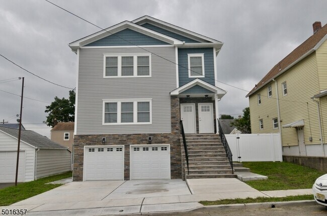 Building Photo - 724 Bloomfield Pl
