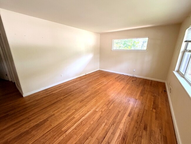Building Photo - 1373 Markan Dr NE