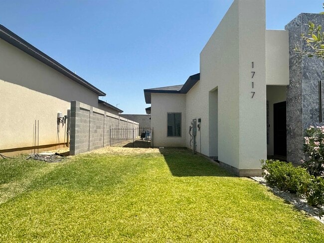 Building Photo - 1717 Fresnillo Dr