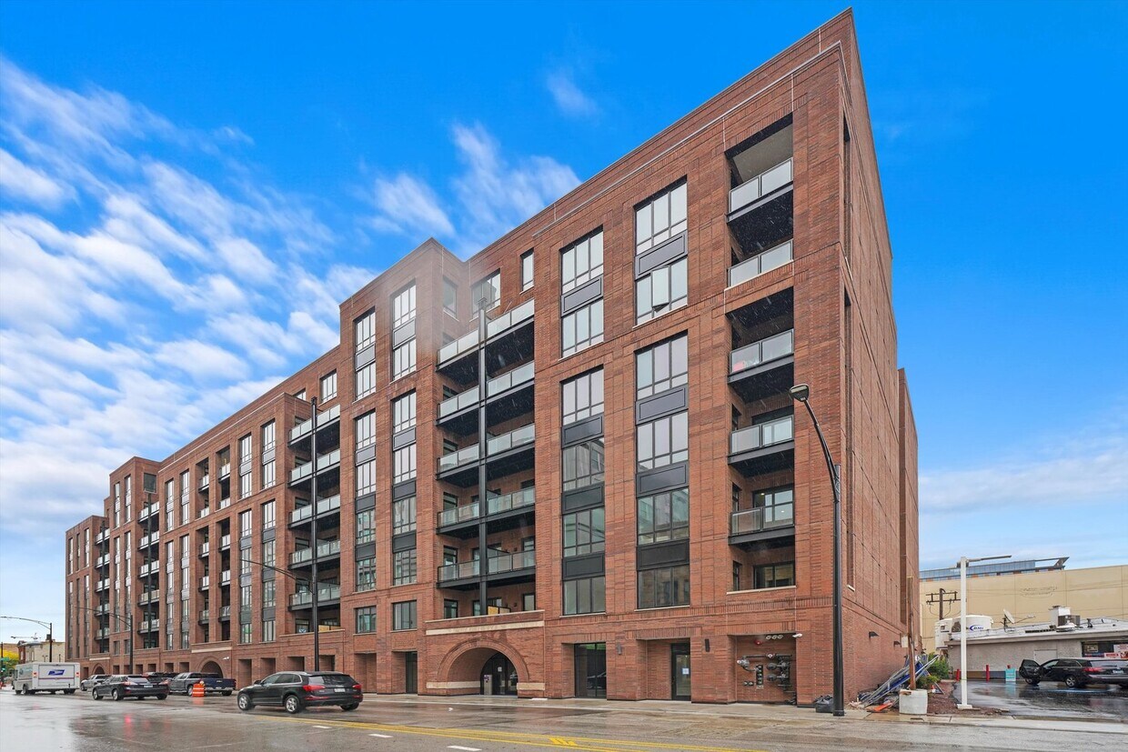 Foto principal - 323 S Racine Ave