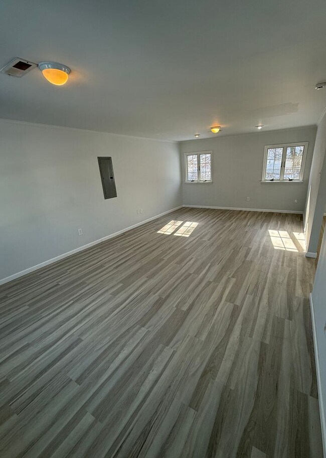 Building Photo - Fantastic 4 Bedroom 2 Bath Expanded Home