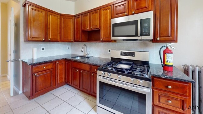 3 BRs on 2nd floor in Private home with Balcony. AVAILABLE December 2025 - 3 BRs on 2nd floor in Private home with Balcony. AVAILABLE December 2025