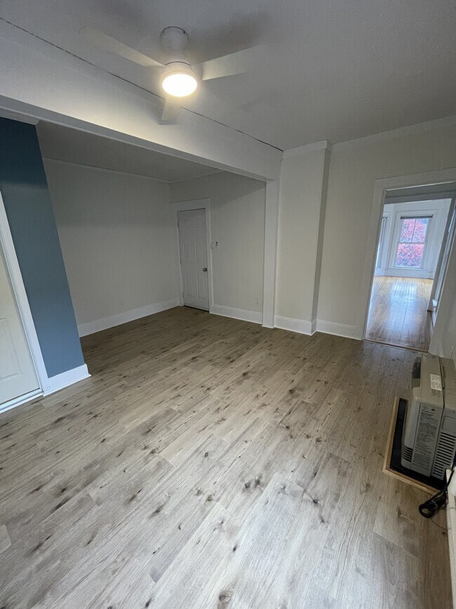 Sala de estar - 207 Coyle St Apt 4