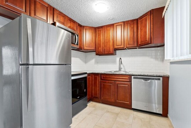 Building Photo - Completely remodeled 3 bedroom unit!! Pets...