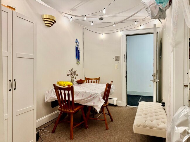 Foto del edificio - 833-835 Beacon St. Unit B