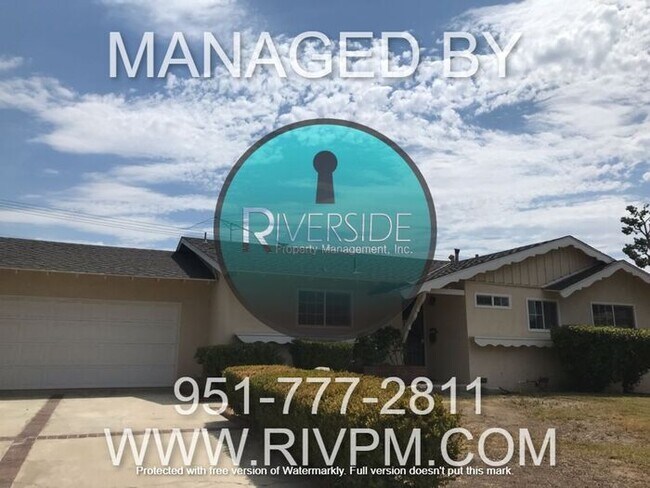 Building Photo - Pool home near UCR!