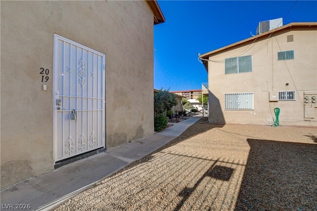 Foto del edificio - 3841 Daisy St