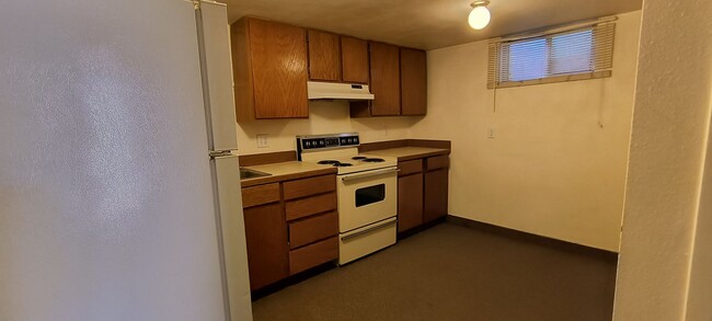 Building Photo - 2 bedroom 1 bath unit! Near SUU!