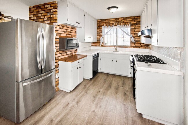 Foto del edificio - Long Term unfurnished rental!