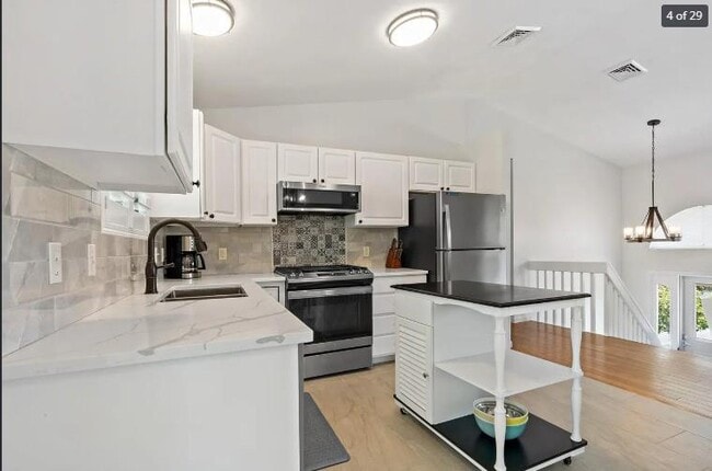 Building Photo - 14 Lakeview Dr