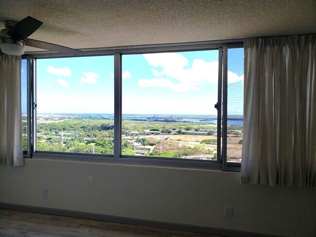 Foto del edificio - Century Park Plaza Condo - 1 bedroom, 1 bath, 1 parking - Avail 11/9/24