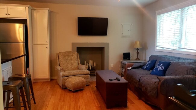 Building Photo - Cozy Private Single Family
