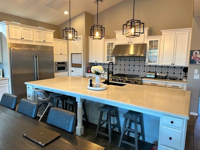 Building Photo - gorgeous 3,200 s/f, 5 bedroom, 5.5 bathroo...