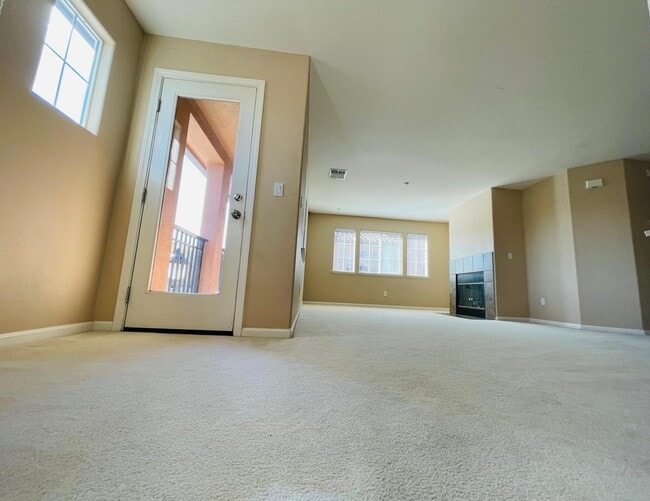 Large bright living room - 27 Meritage Cmn
