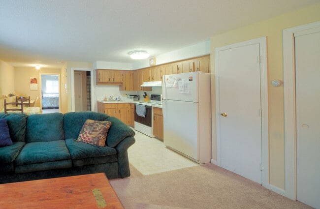 Interior Photo - Royal Crest Marlboro