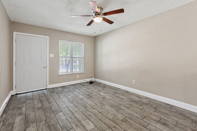Foto del edificio - 6702 Colony Park Dr