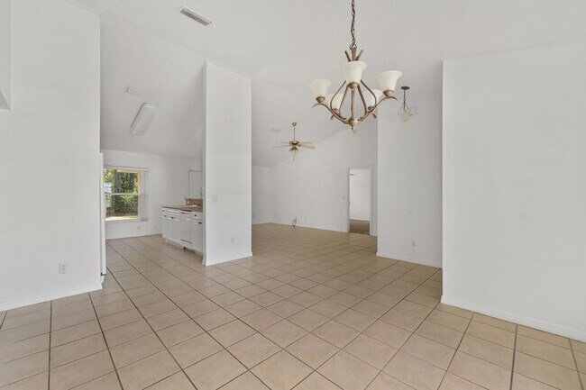 Foto del edificio - Spacious 3-Bedroom Home with Modern Open Floor Plan in Desirable Marion Oaks!