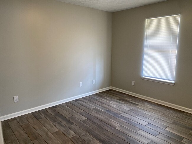 Building Photo - 79 Iris Dr