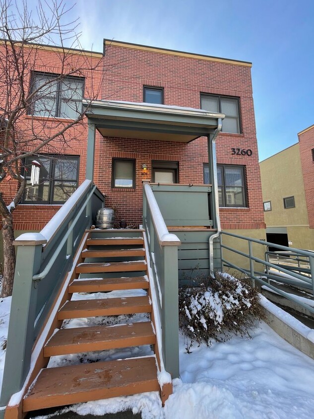 Foto principal - Charming Brownstone 1bed/1bath End-unit To...