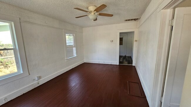 Building Photo - 919 W Noble Ave