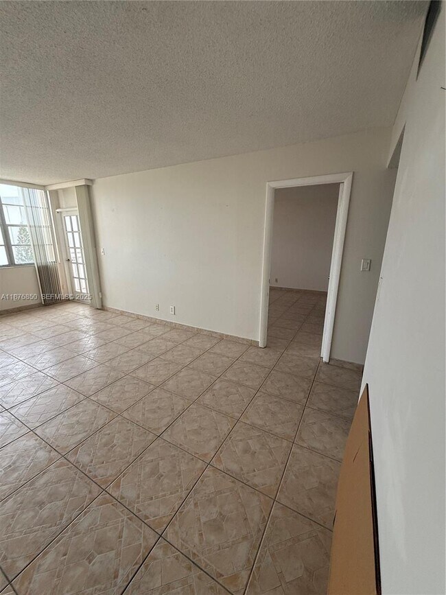 Foto del edificio - 2025 NE 164th St