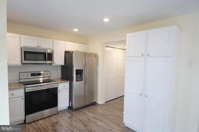 Foto del edificio - 1656 Woodtree Ct E