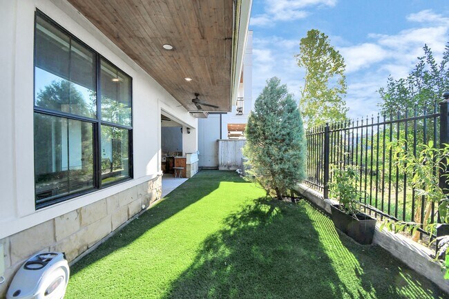 Foto del edificio - 631 N Live Oak St