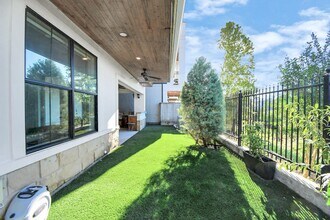 Building Photo - 631 N Live Oak St