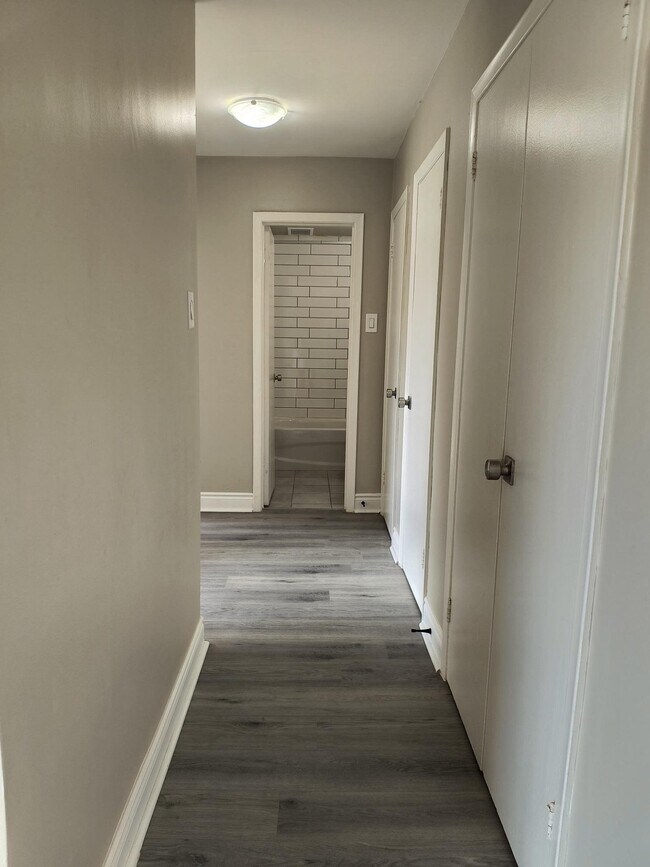 Building Photo - 19 Iroquois St