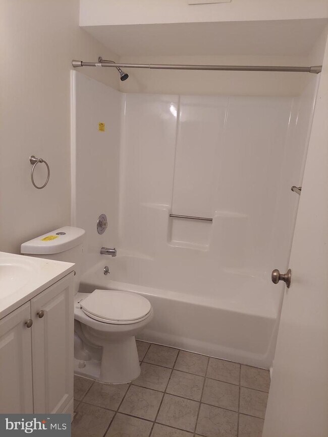 Building Photo - 339 Woodlake Dr