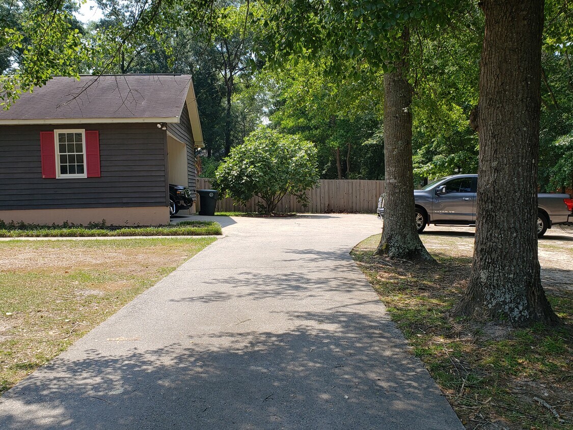 Building Photo - 1702 Springdale Rd