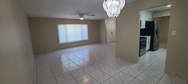 Foto del edificio - Beautifully Remodeled Home in Poinciana area