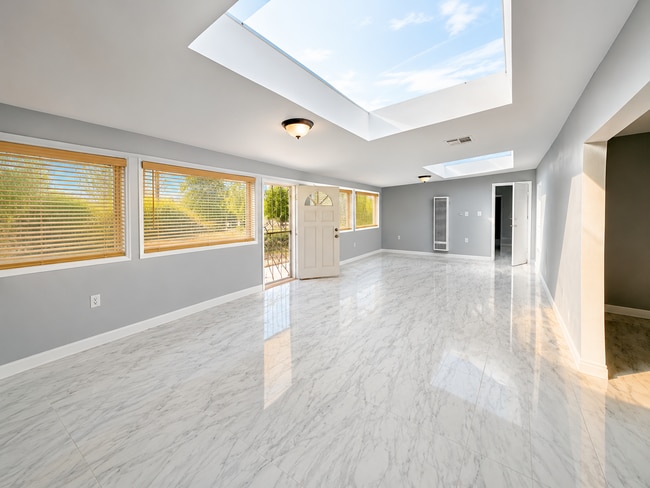 Building Photo - 4 bedroom 2.5 bathroom house in Apple Valley Ca!