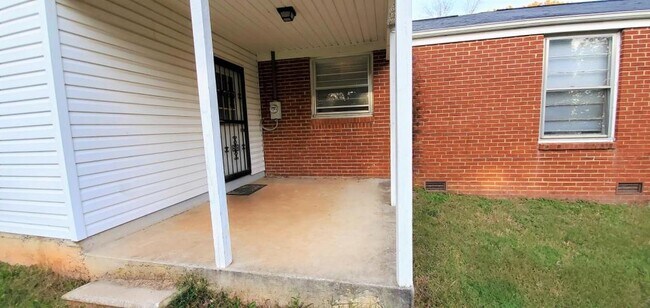 Building Photo - 3603 Lakewood Dr