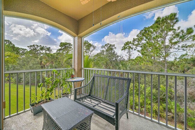 Building Photo - AVAILABLE June 2025 - HUGE Townhome with D...