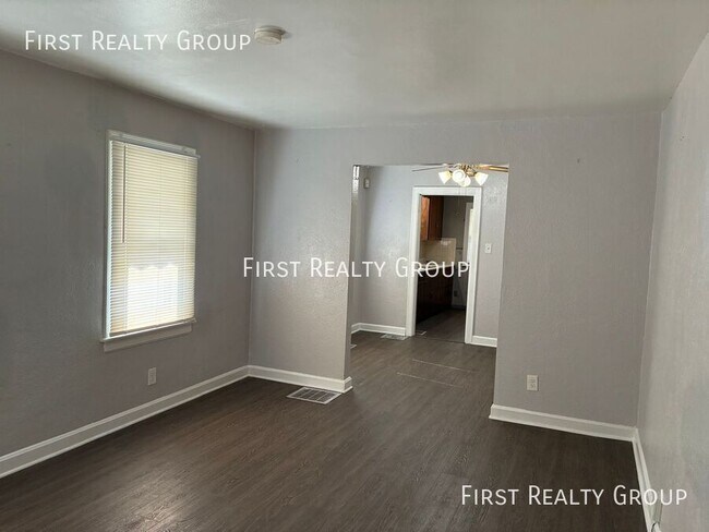 Building Photo - 425 Elmhurst Rd