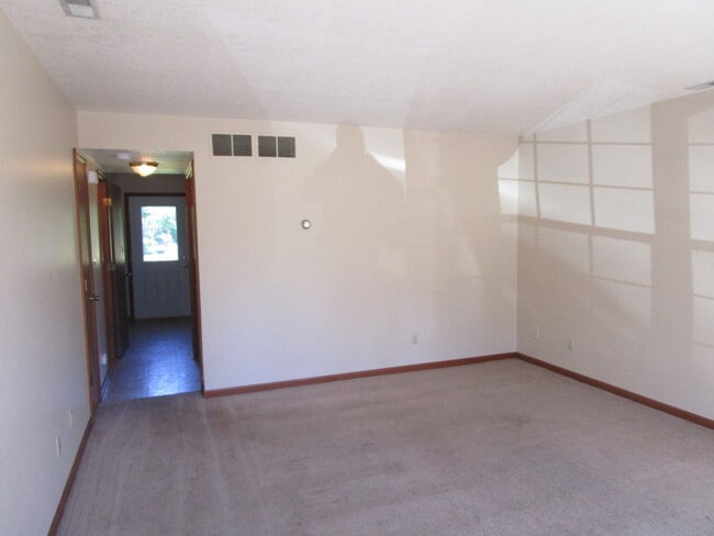 Building Photo - NEW LISTING! 2 Bedroom Townhouse