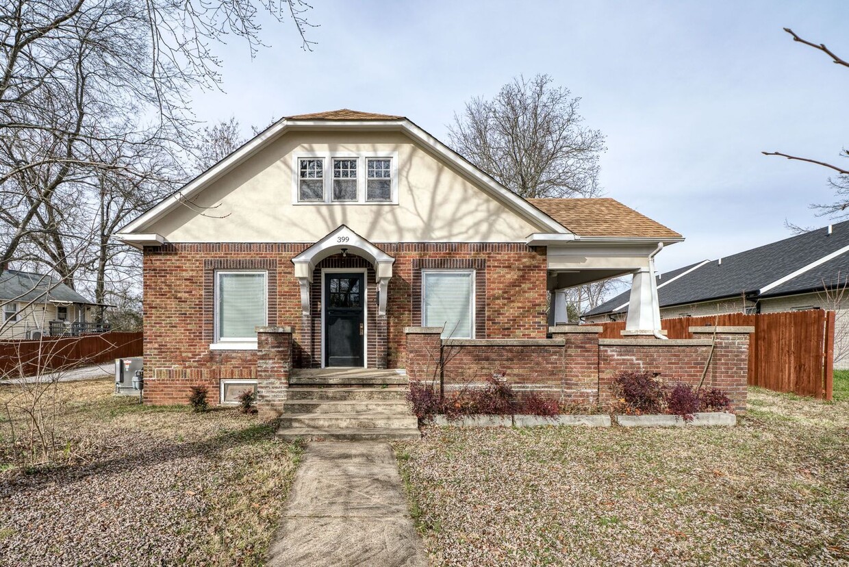 Primary Photo - Renovated Vintage Cottage in downtown Cook...