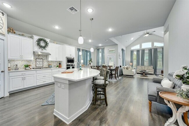 Building Photo - 208 Upland Dr